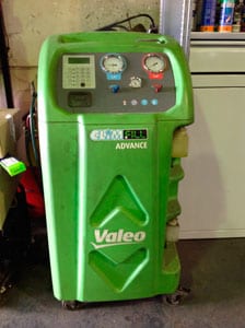 Valeo airco-vulstation in de werkplaats van Garage Popelier.