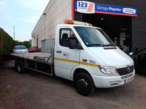 De takelwagen van Garage Popelier voor de werkplaats in Veurne.
